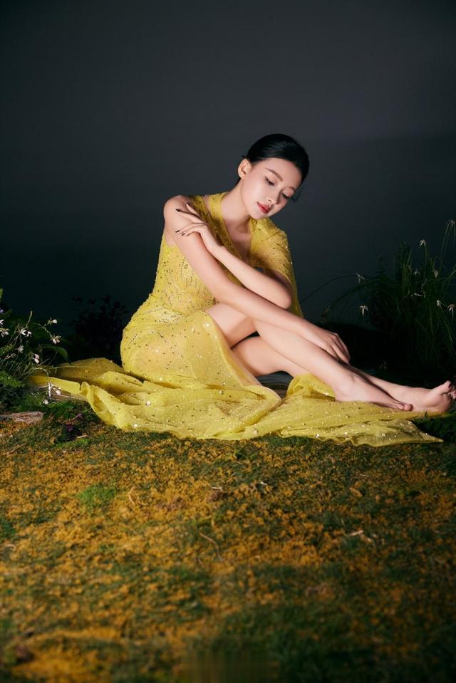 孙怡喝醉睡草丛：明星也有接地气的一面！