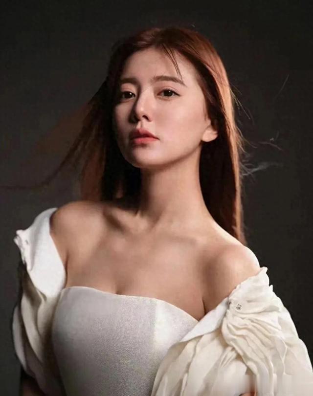 阿兰·达瓦卓玛,在日本出道的富婆,37岁还饱满水润动人!