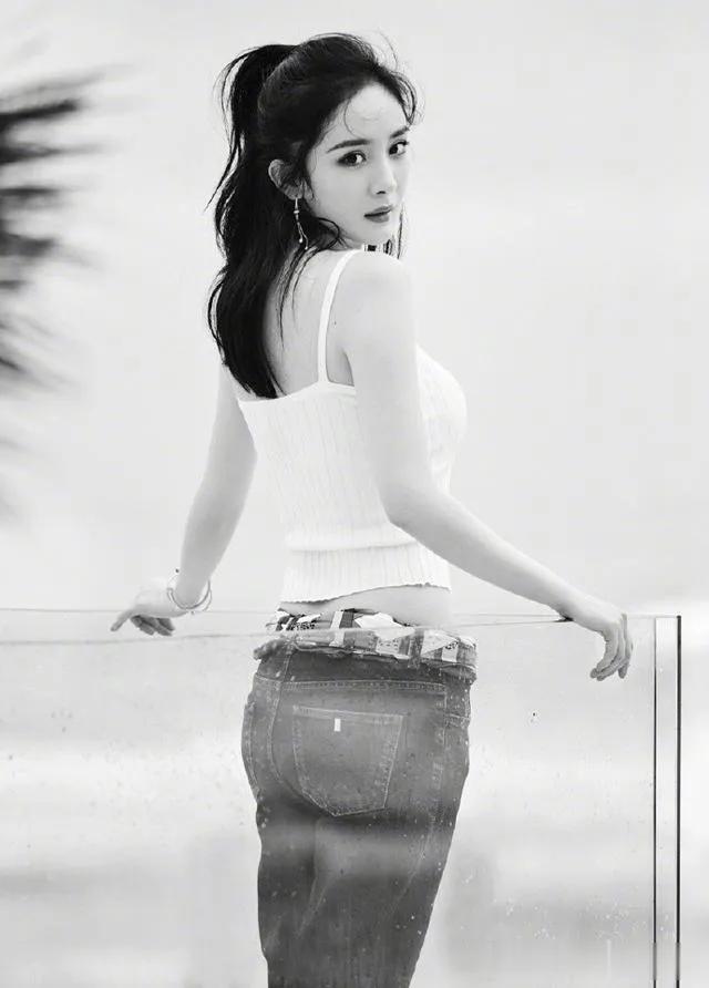 杨幂，夏日海边的清爽