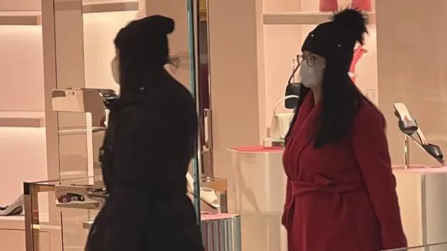 李湘带女儿王诗龄购物，母女身材引热议，网友调侃：滚筒式幸福肥