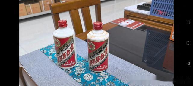 两瓶老茅台酒，一瓶是真的，一瓶是假的，今天详细图对比一下