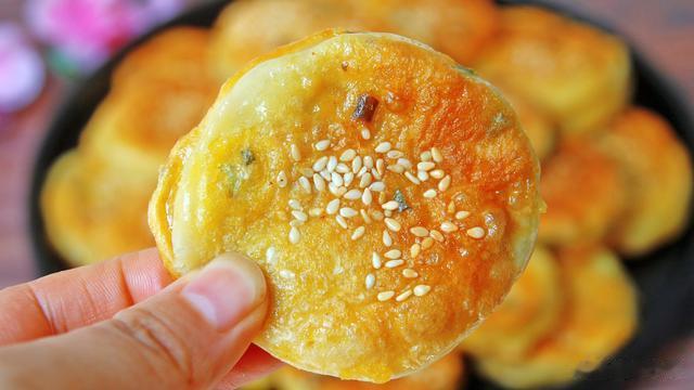 茄子学会这样做，不炒不蒸不油炸，出锅外酥里软，是菜又能当主食
