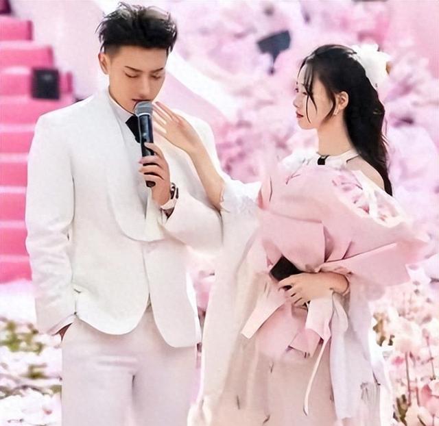 关晓彤不再逃避！直面“恋爱八年不结婚”给出回应，评论区炸锅了