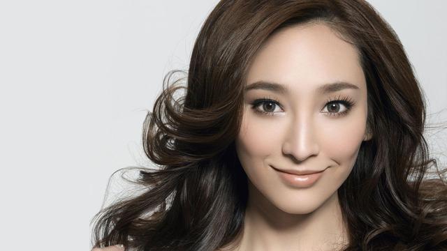 她被誉为“富豪生育工具”,退出娱乐圈6年生4胎,如今活成了笑话