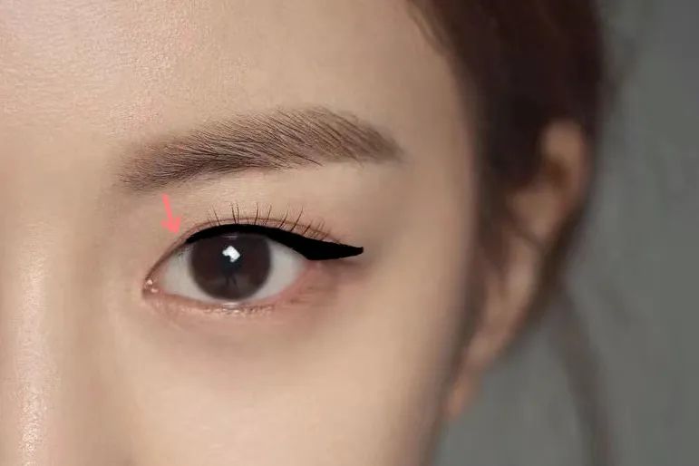 为了给奢牌站台从霸气红裙到情趣黑纱？这别又是第二个Lisa吧