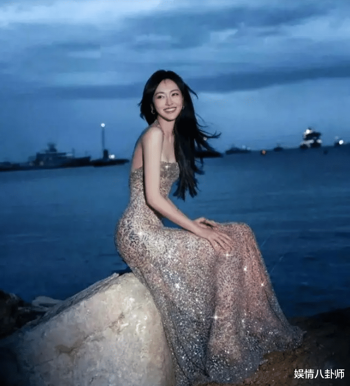 当关晓彤佟丽娅唐嫣三美同框，佟丽娅唐嫣优雅无比，关晓彤却被嘲“像小孩”