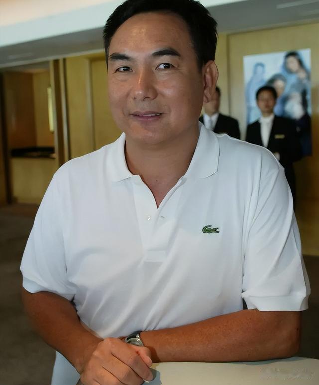 痛心!原来他已经去世了两年,成龙隐晦透露,死因令人惋惜不已