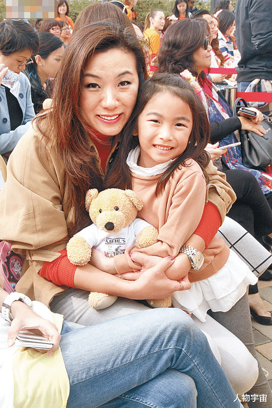 她是带球嫁帅哥最丑港姐，忽视丈夫却被深爱，培养女儿成马术精英