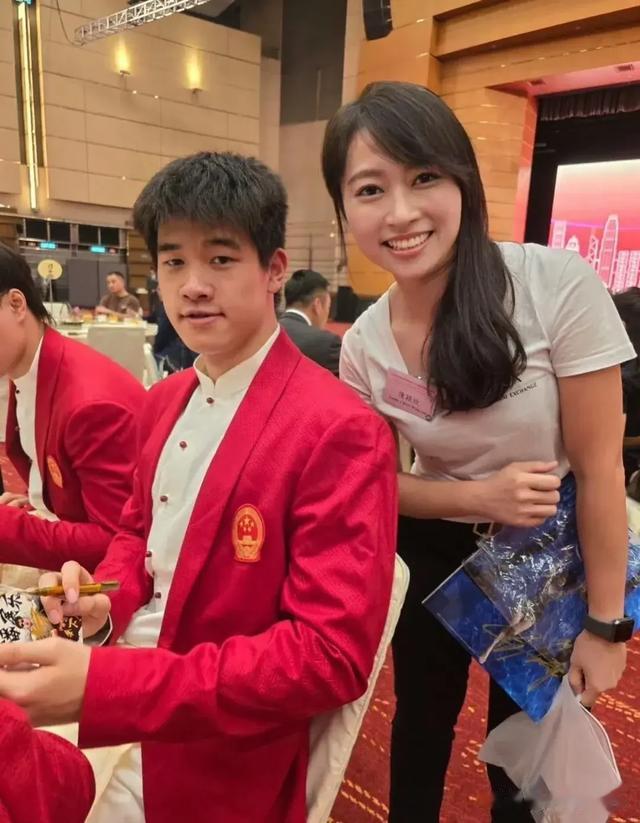 潘展乐“太双标”,与他人合影成无情照相机器,唯独对婵妹太温柔