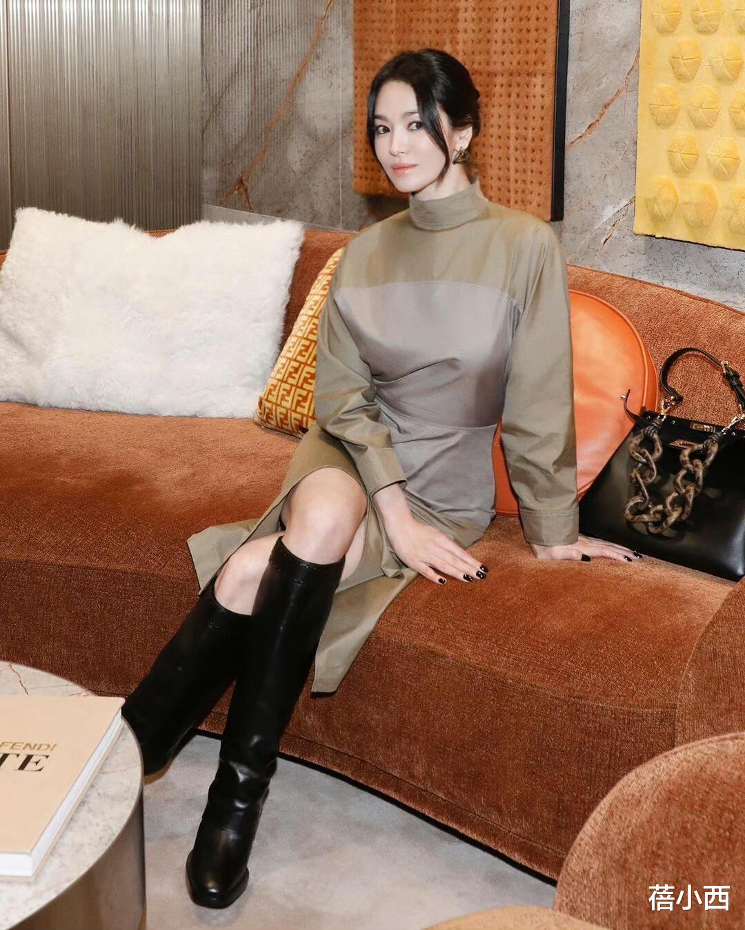 宋慧乔换了新发型像整容!42岁穿搭时髦脸蛋不僵硬,科技美真抗衰