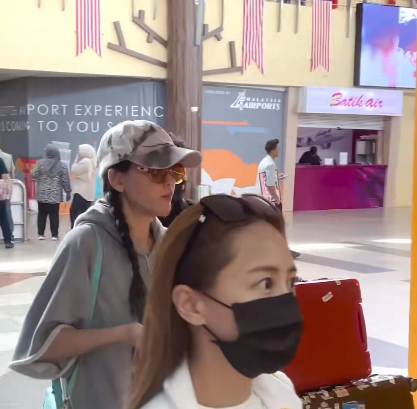 陈乔恩婚礼举办时间曝光,谢娜受邀出席,现身新加坡机场被偶遇