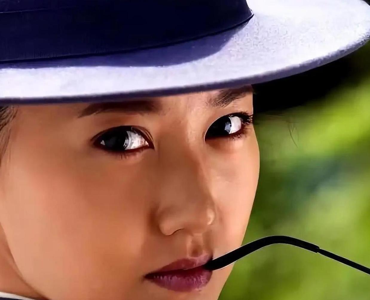 高露隐婚儿女双全，跟15岁女儿同台演出《六姊妹》，女儿演技惊人