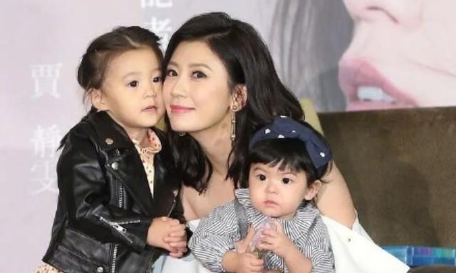 贾静雯女儿咘咘颜值跑偏，既不像妈也没随爸，却像和前夫生的大女