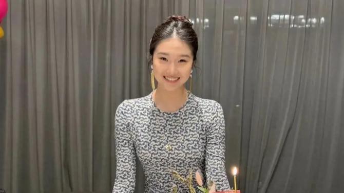 文章长女 16 岁生日，一家四口欢聚一堂，马伊琍微醺面色红润