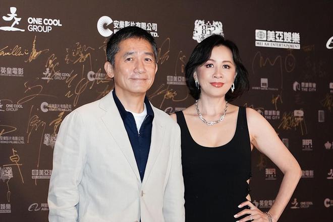 梁朝伟德国偶遇,憨憨微笑引网友热议:白发也帅得没朋友!