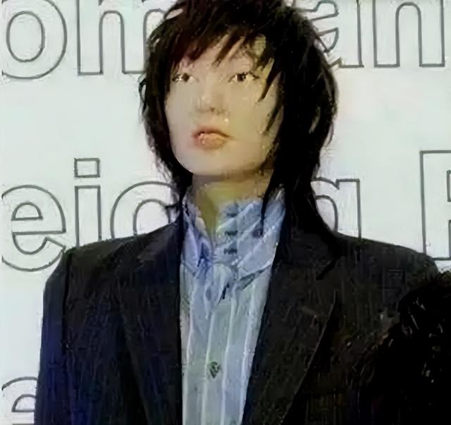 真尴尬！蒋欣出席蜡像揭幕，被丑到只能尬笑，强颜欢笑“太像了”