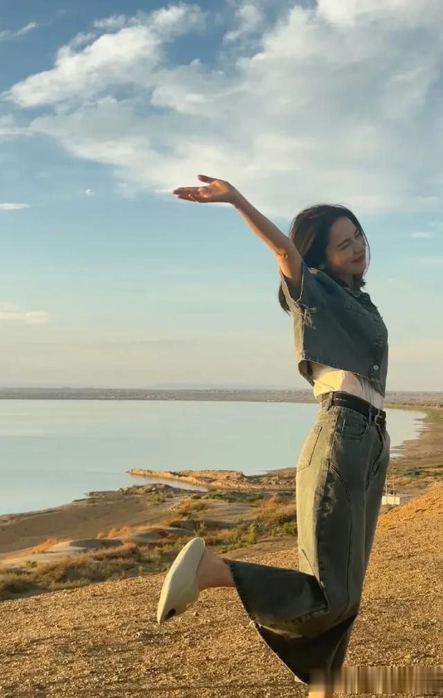 新疆维吾尔族的穆凯代斯，那种明媚大方、娇艳的美真的特别好看