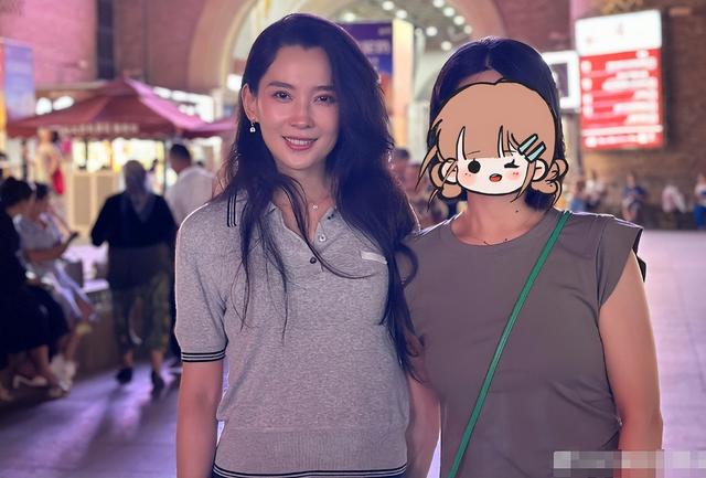 偶遇森林北带女儿吃烤串，9岁囡囡真容首曝光，颜值普通似爸爸