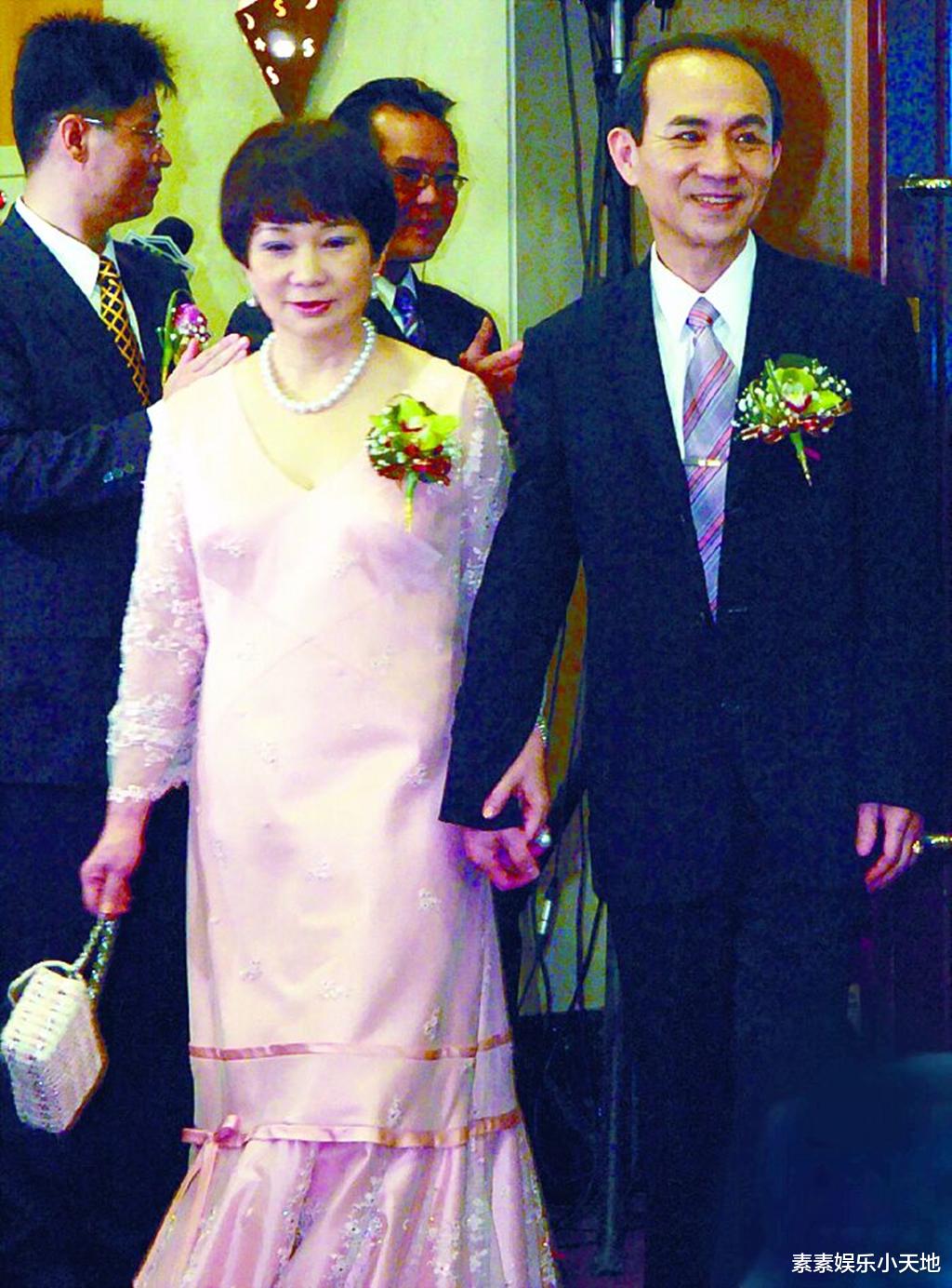 小S全家现身公公灵堂，3个孙女素颜出镜，遗孀搀扶悲伤前行