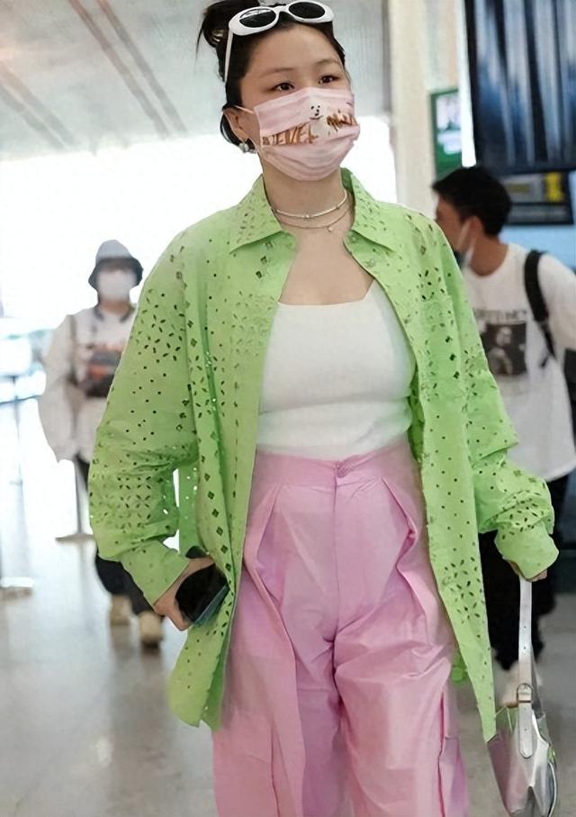 金靖怀孕后独自亮相机场，素颜打扮显孕相，大摇大摆丝毫不矫情！