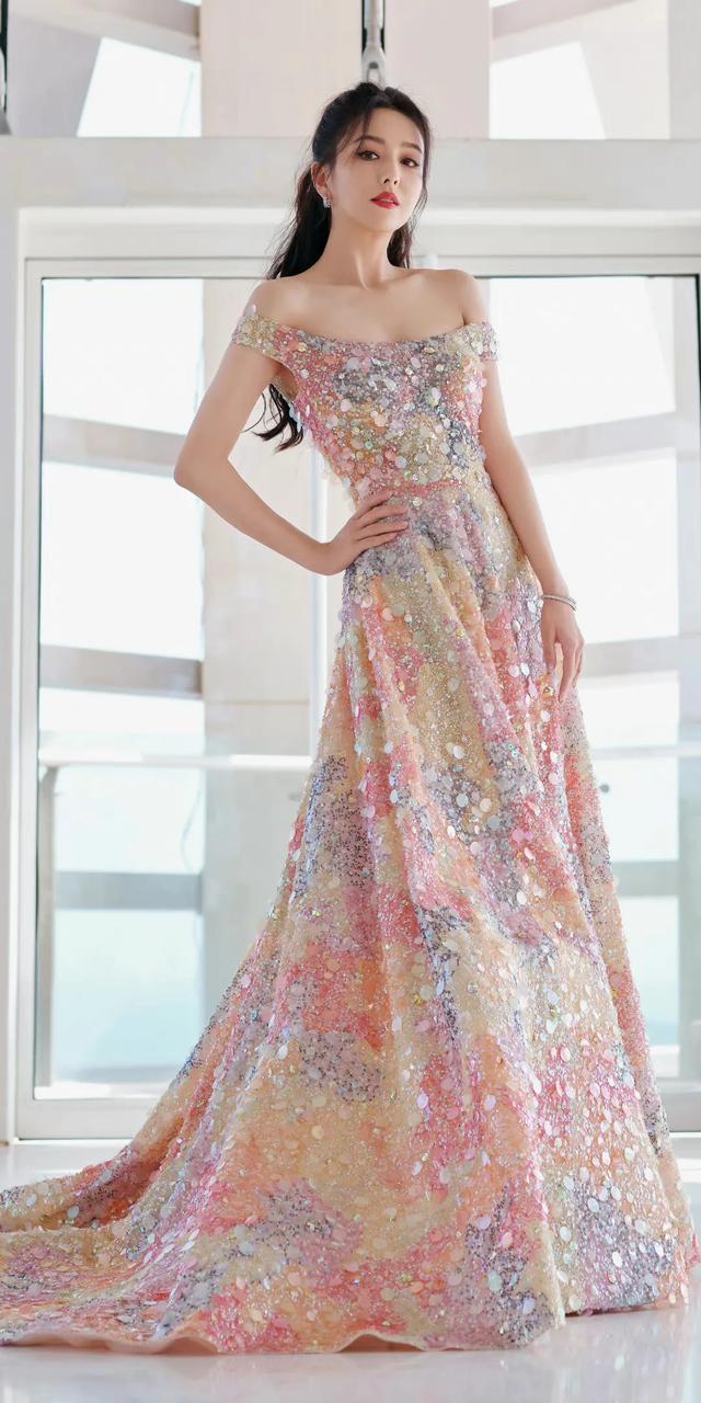 佟丽娅珠光宝气，高贵优雅