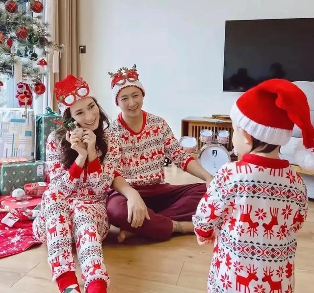 卢靖姗晒圣诞全家福，韩庚怀抱2岁女儿，一家三口穿亲子装好幸福