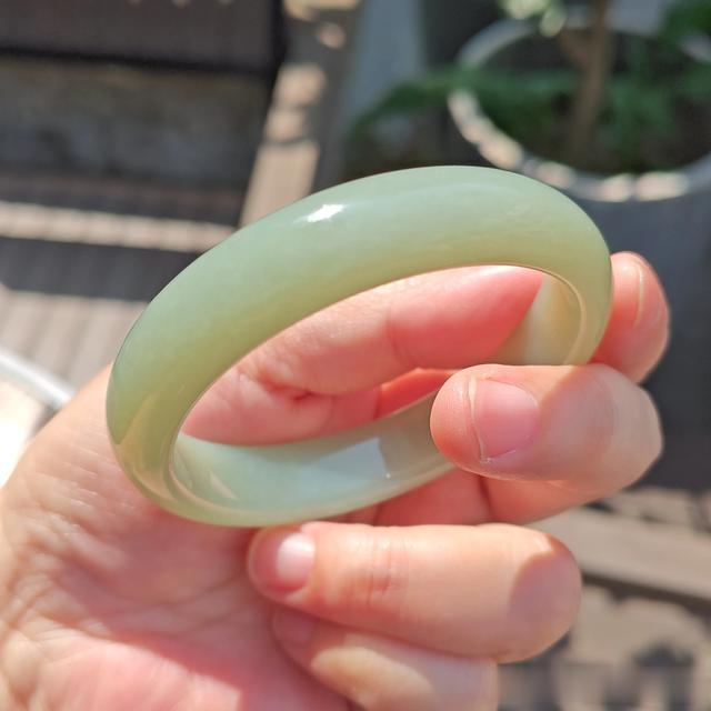 一点豆青色｜53.7mm圈青玉素镯