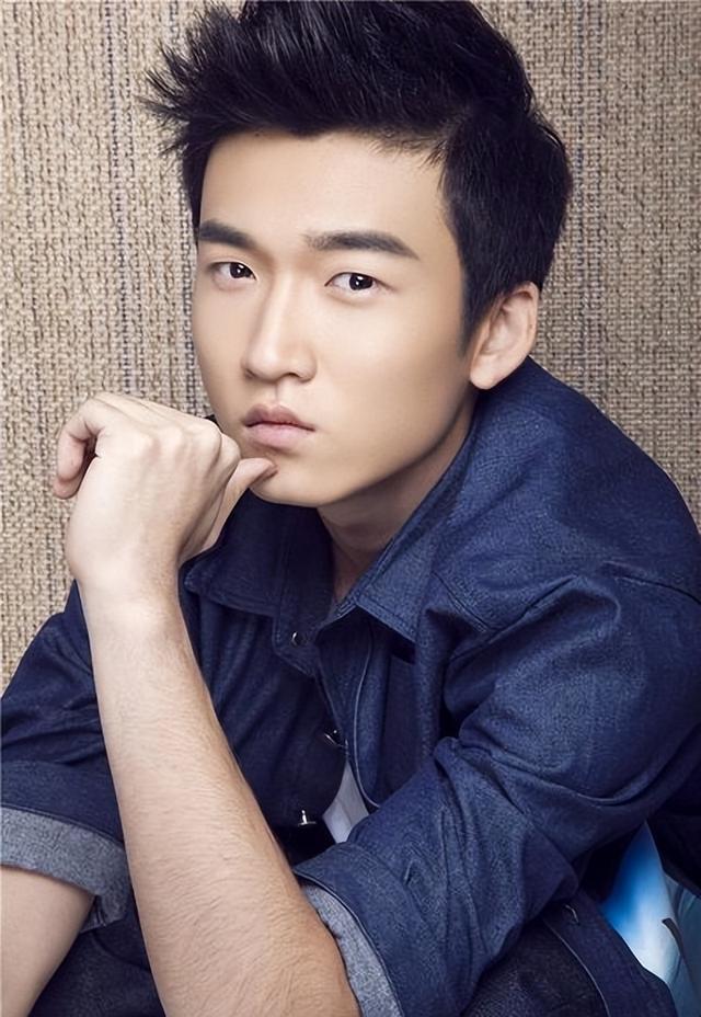 梅婷宠着、闫妮护着,长得不帅气却让大咖轮流作配,他啥来头?