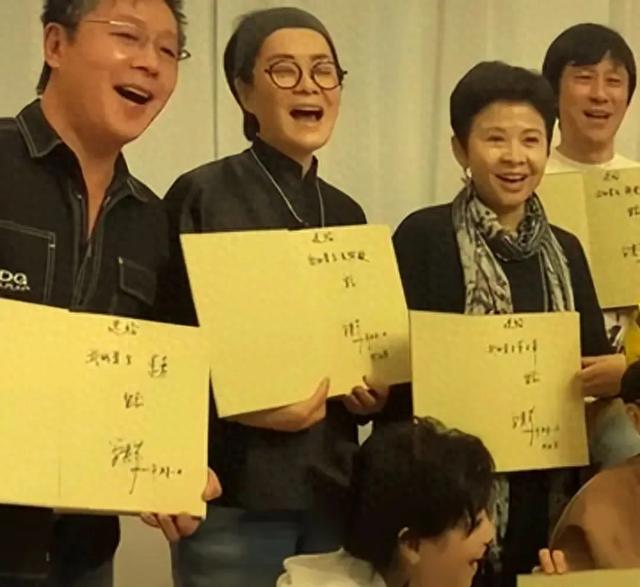 同样61岁，董文华不装嫩不医美自然自信，毛阿敏戴发带却更像奶奶