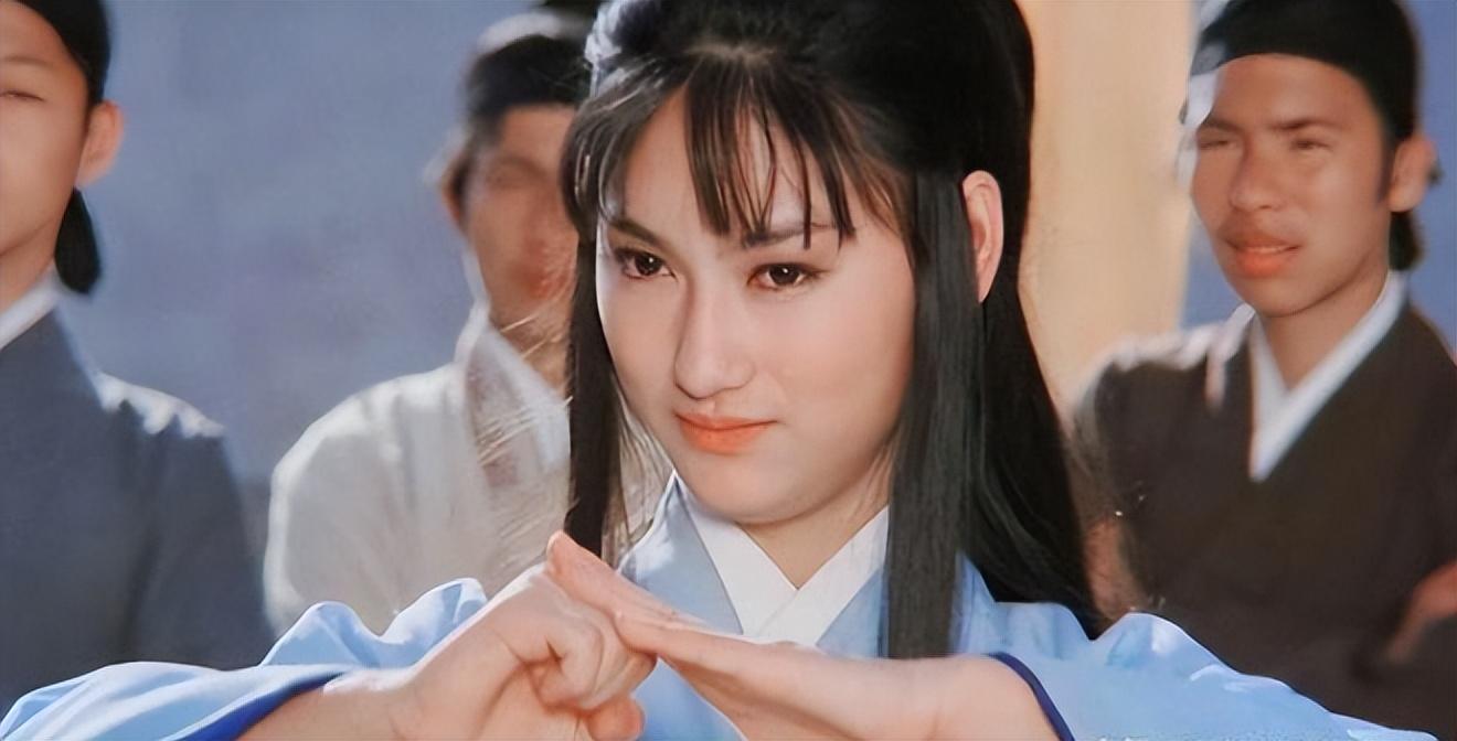 李赛凤：拍《僵尸先生》的时候，导演让我把领口拉的越低越好