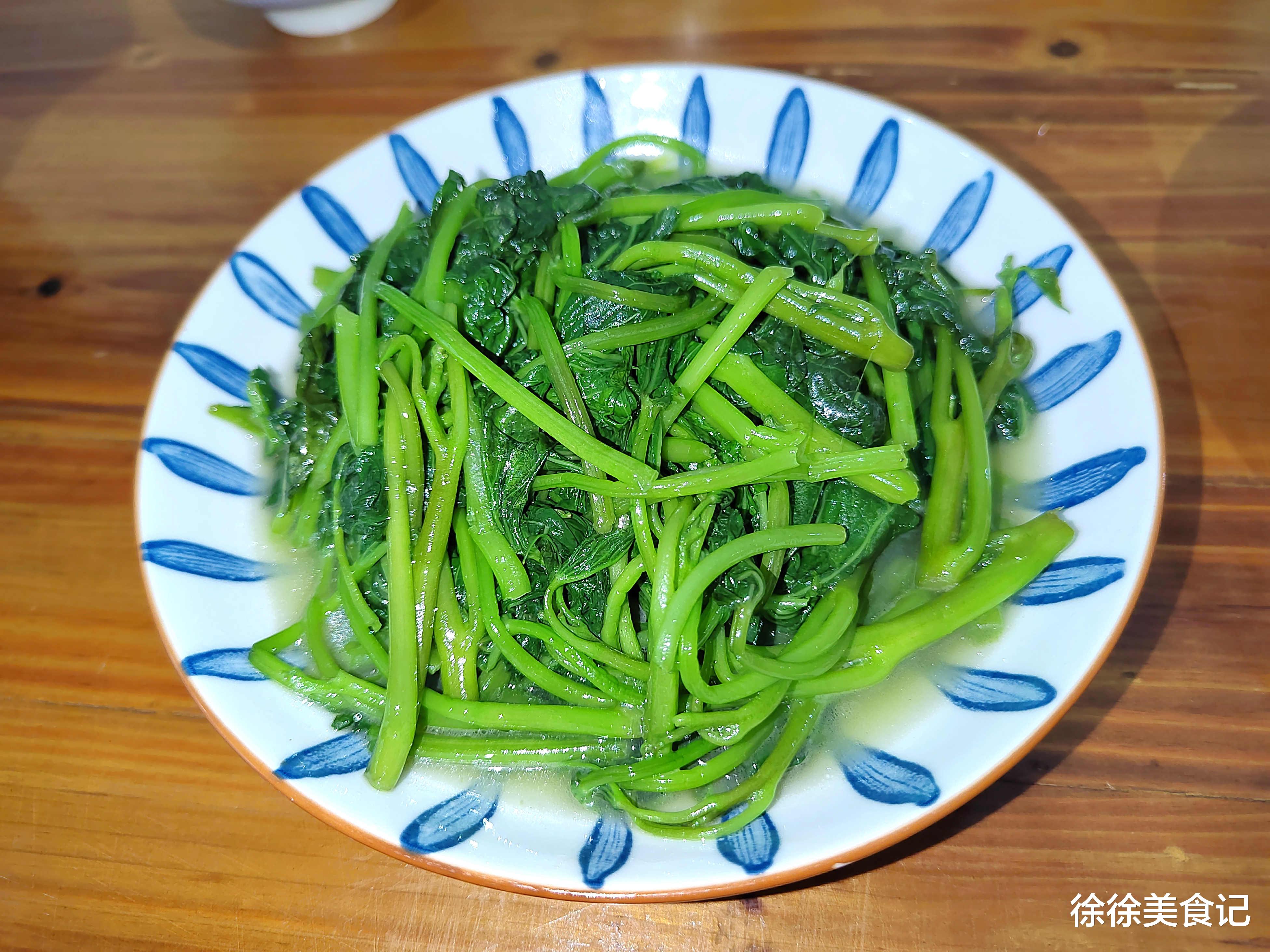 同事来吃饭，4小时做5菜1汤，却被吐槽吃不饱，网友看后不淡定了