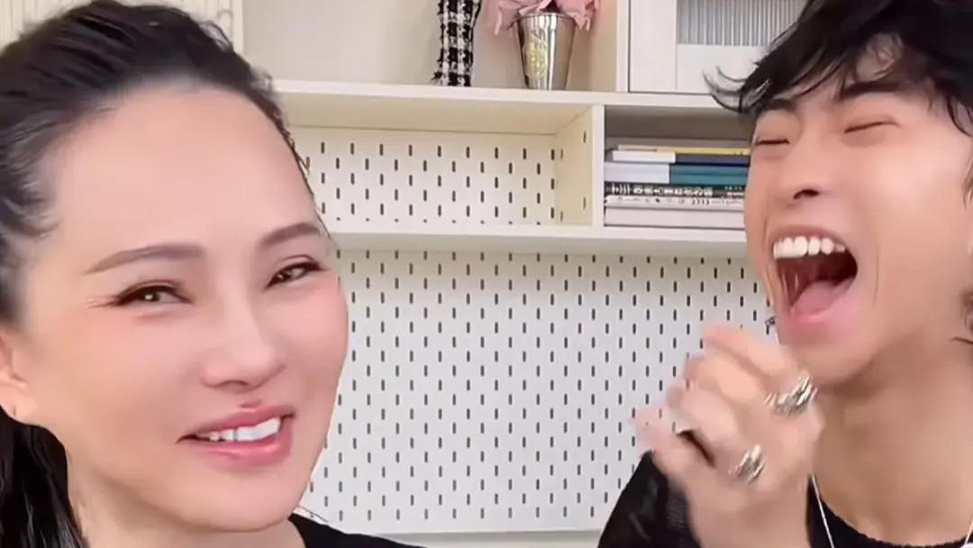 伊能静配合儿子恩利化妆，素颜科技感满满，化完妆欧美网红感十足