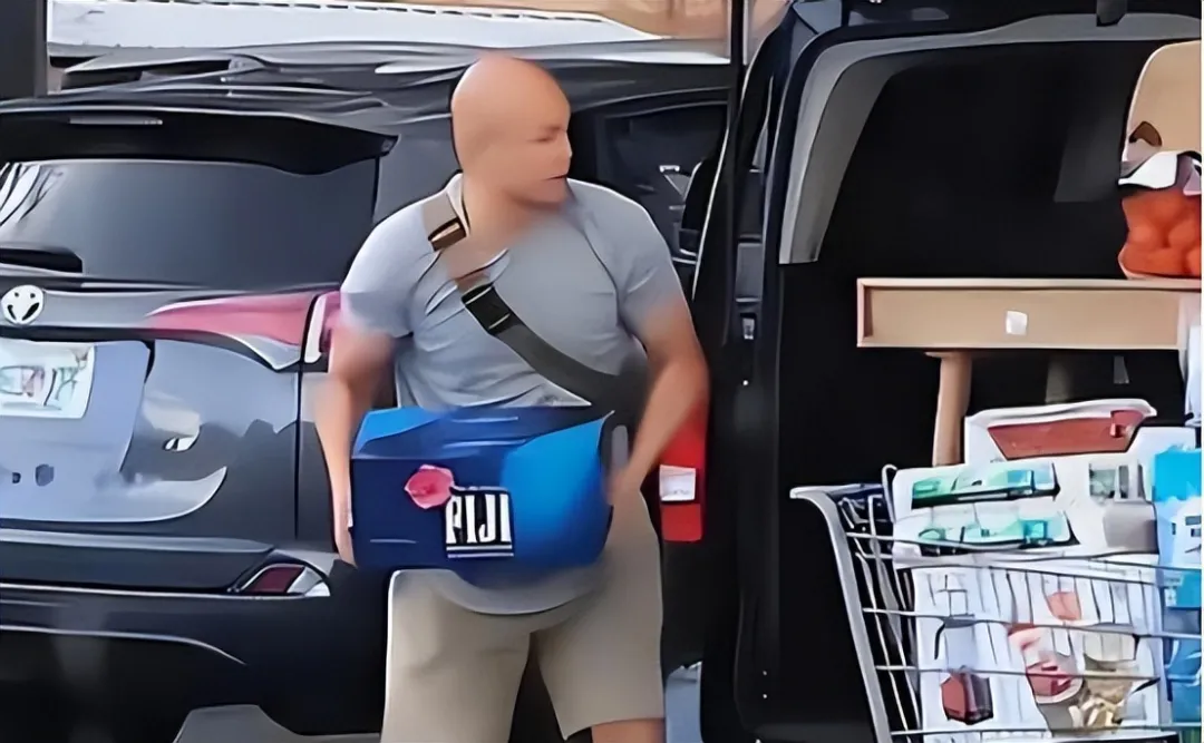 开豪车住豪宅，48岁的乐嘉，如今已经在美国过上了富人生活