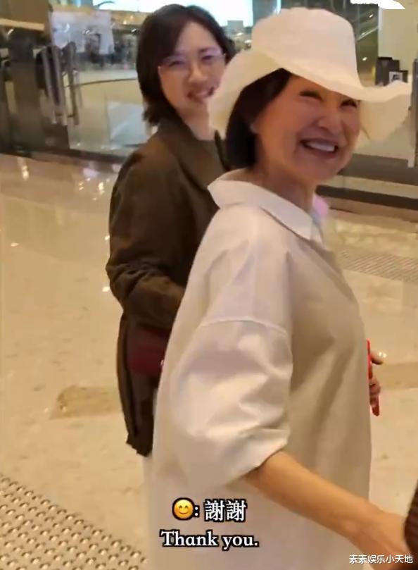 69岁林青霞被偶遇，素颜状态显衰老，主动握手亲和力非常好