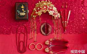 “新嫁娘，不圆房，红盖头落在鬼婚床。”  铜镜中，娘亲正为我梳发。  “一梳梳到尾，二梳白发齐眉……