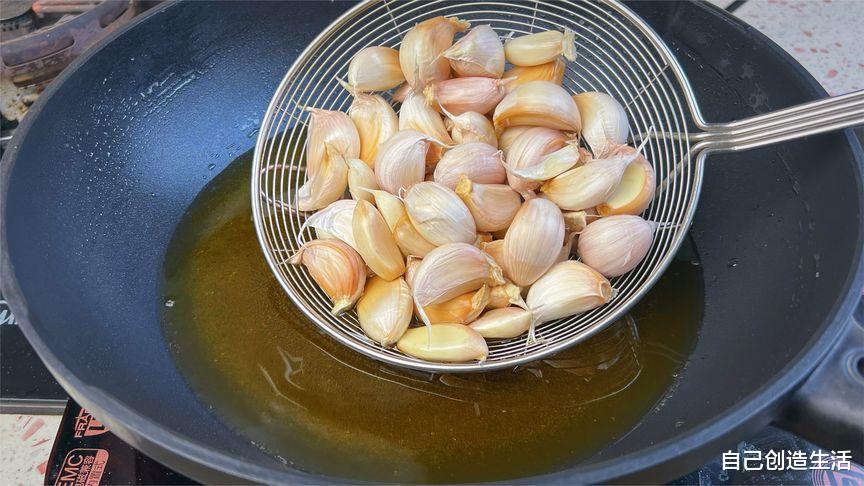 很多人都不知道把平时烧菜的大蒜，放锅里炒一炒出锅就是一道美味