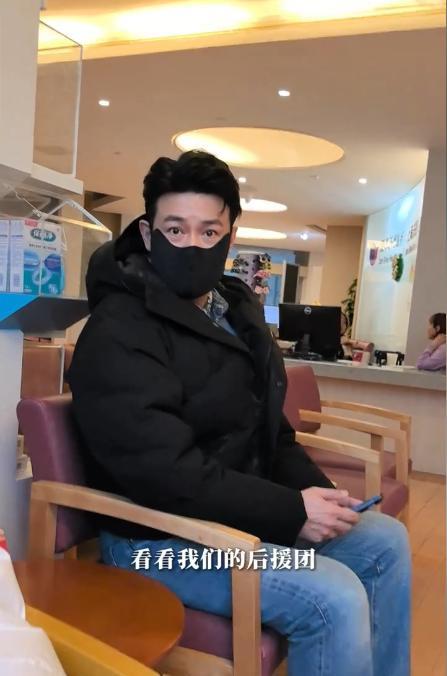 陆毅夫妇带女儿拔牙，16岁贝儿涂口红做指甲，陆毅皱眉表情抢镜