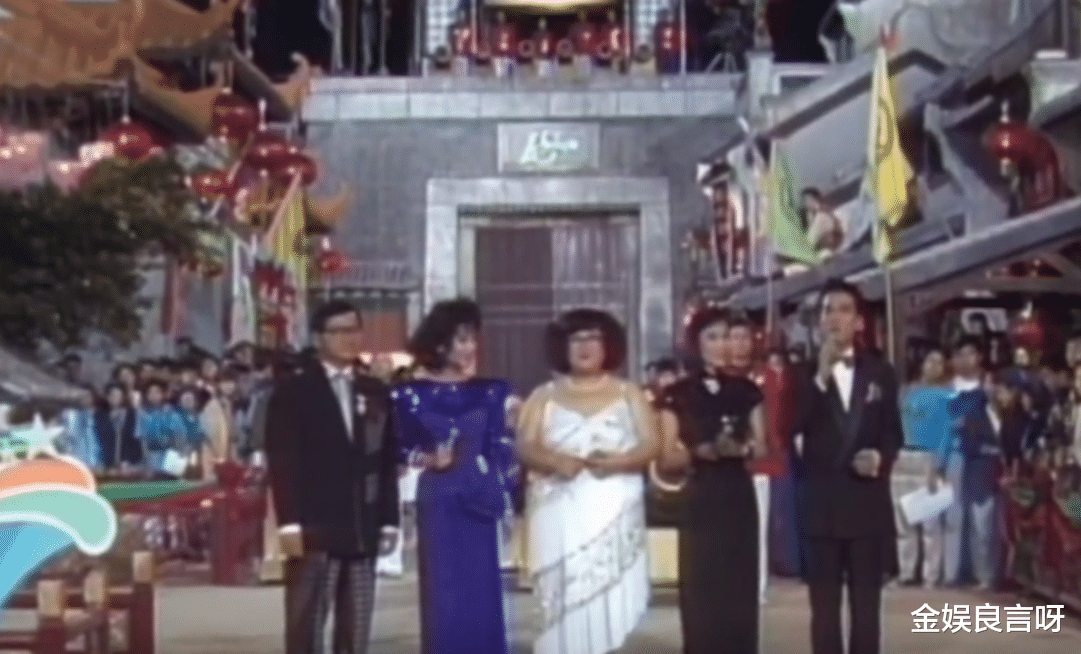 香港这夜，汪明荃小腹赘肉突出，高海宁绿裙抢眼，曾志伟咋肿了？