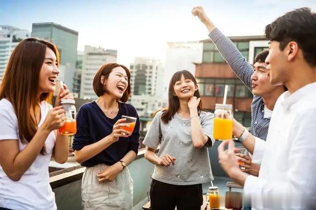 社会现状,那些失业找不到工作的,多数都是平日很少社交的人。