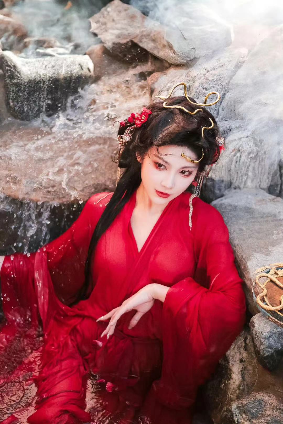 《与凤行》她一身红衣美得冒泡，3搭赵丽颖火了，真的是媚骨天成