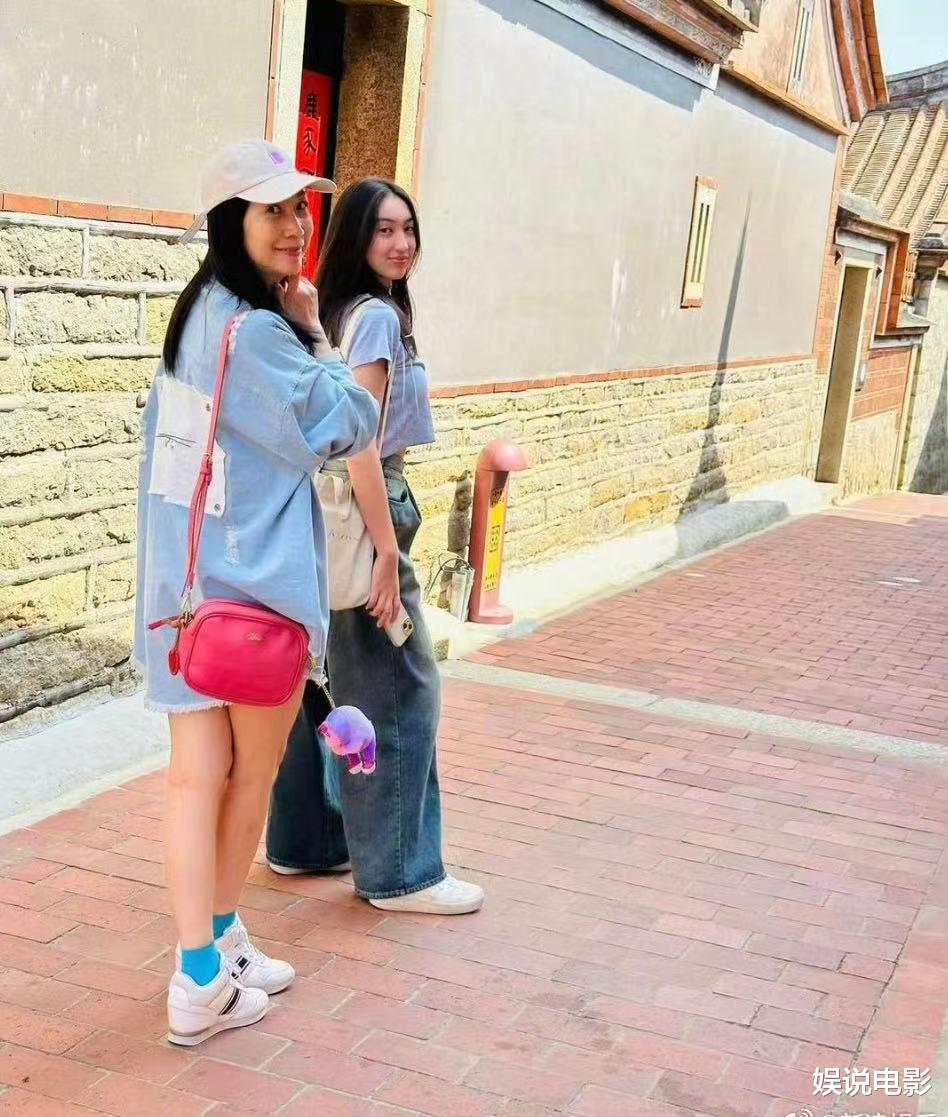 黄嘉千离婚后,带女儿夏天现身,夏天长成美少女