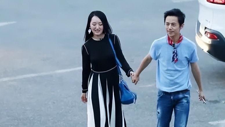 何炅与杨钰莹惊喜现身街头，他们手牵手漫步，画面温馨又动人