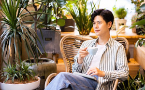 我守了她7年，她却对周围人说我是她最听话的狗，我心灰意冷选择离开，她却求我回去……