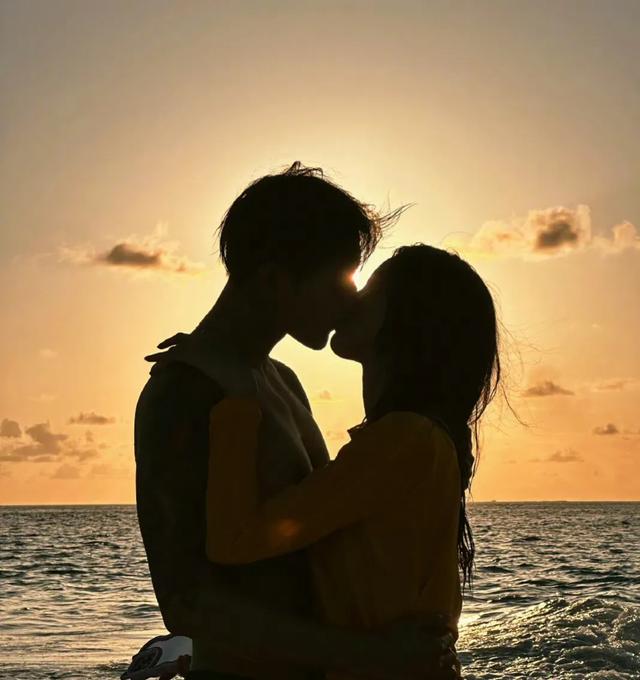 恭喜!黄子韬徐艺洋官宣恋情,海边浪漫拥吻:愿我们永远是我们