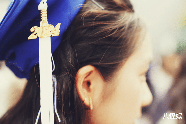 黄磊一家为儿子庆生，俩女儿太出众，弟弟活在姐姐光环下成小透明