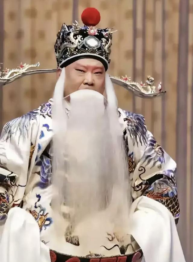 德云社第八个穿刺绣大褂的人，水平不输岳云鹏，为什么今年才拜师