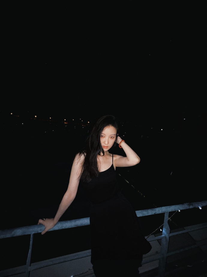 看了36岁倪妮的2套生日穿搭,才发现,基础款、黑白搭配,真的美