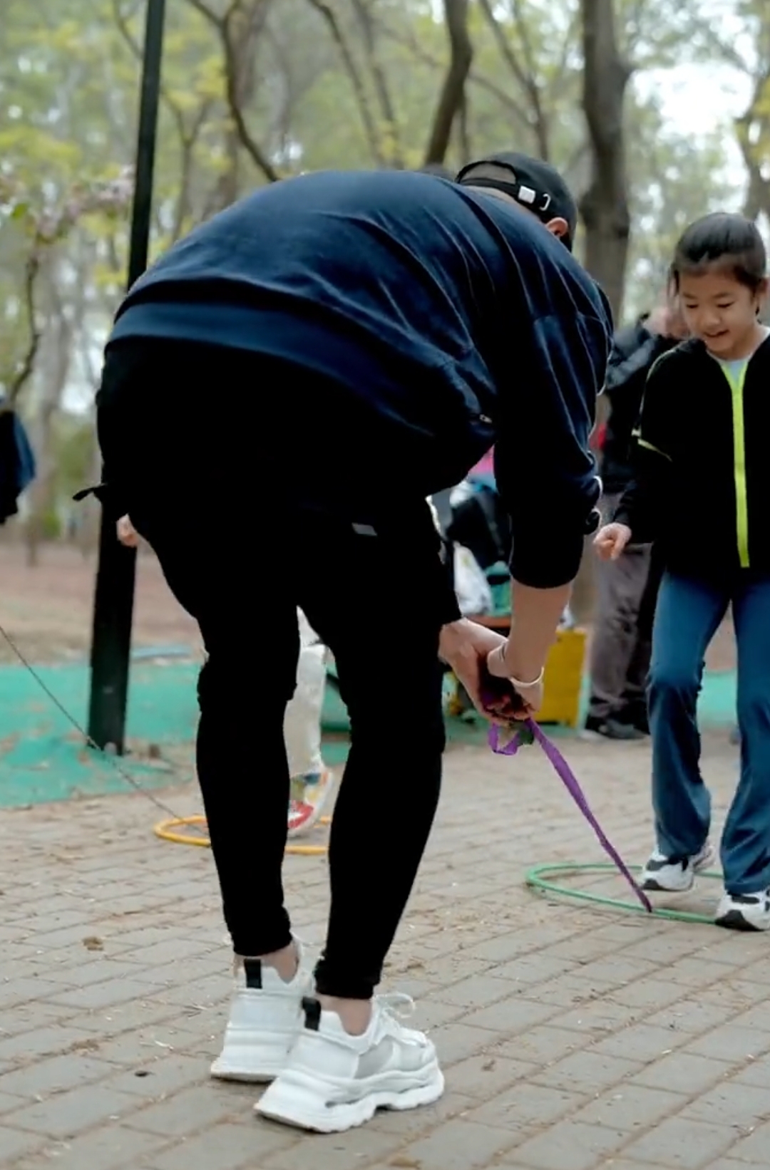 汪峰儿童节陪女儿参加运动会,8岁醒醒高清正脸出镜,不像章子怡