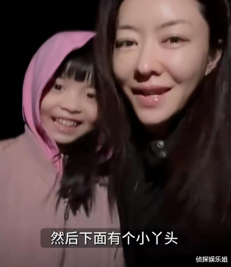 熊黛林晒双胞胎女儿近照,姐妹俩露齿笑一模一样,越长越像爸爸