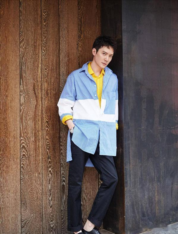 当62岁费翔同框44岁冯绍峰,才知真帅和装帅差距有多大